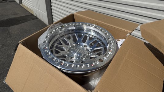 Lock_offroad_35_inch_tires_02.jpg