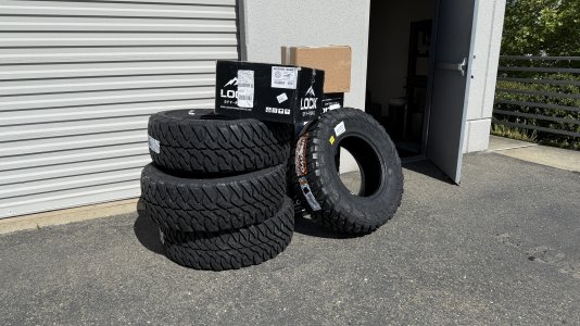 Lock_offroad_35_inch_tires_01.jpg