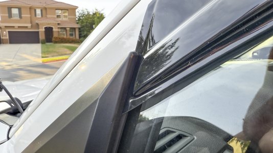 Husky_Rain_Deflectors_06.jpg